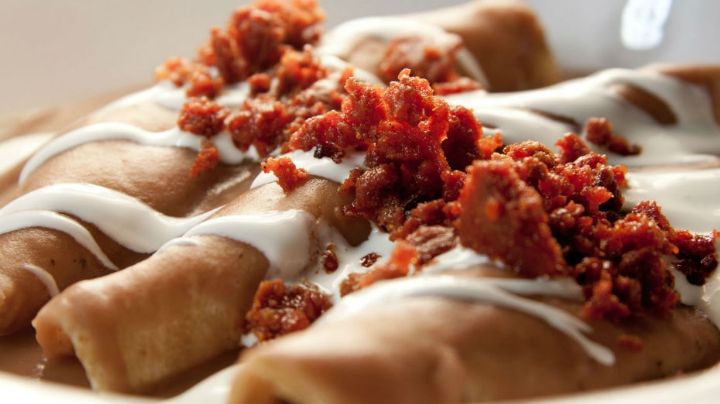 ¿Algo sustancioso para desayunar? Estas enfrijoladas de chorizo con frijoles harán mejor tus mañanas