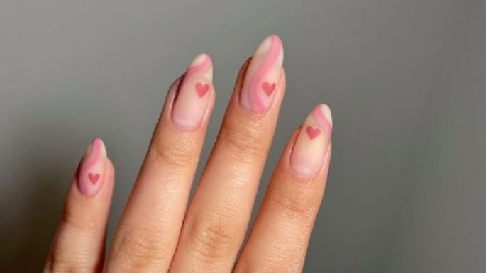 La pareja perfecta: Aprende a hacer este diseño de uñas con corazones y ondas