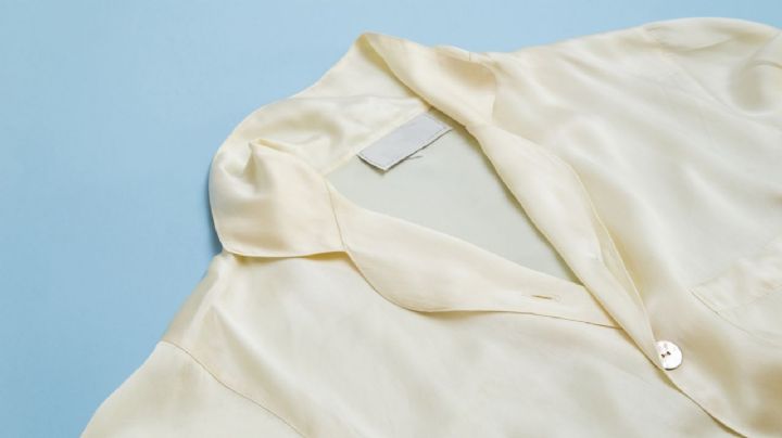 Olvídate de las manchas de maquillaje sobre tu camisa de seda; mira cómo eliminarlas