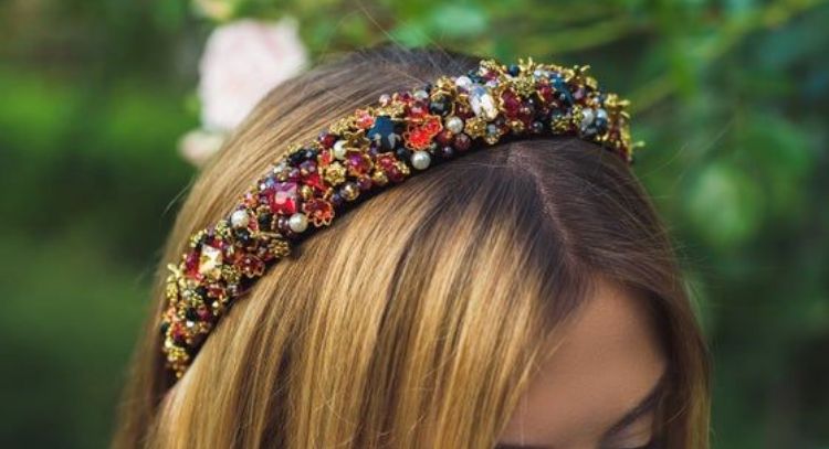 Peinados con diadema: 3 opciones para arreglar tu cabello con este accesorio