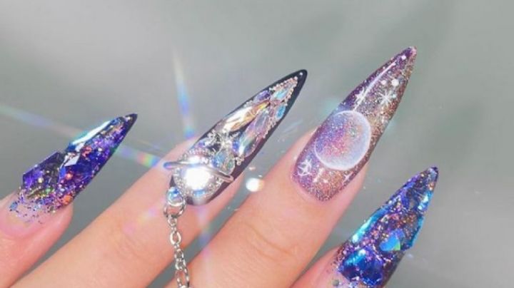 Uñas de galaxia: Guía sencilla para lucir una manicura galáctica sin ir a un estudio de uñas