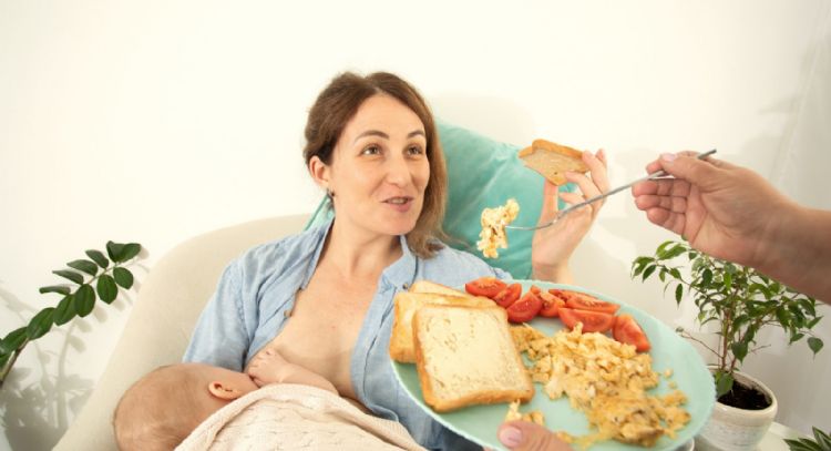 Evita estos alimentos durante la lactancia; al comerlos puedes dañar a la salud de tu bebé