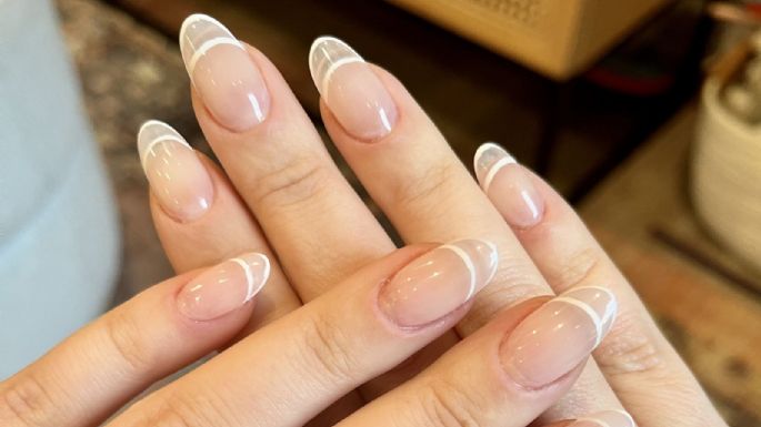 Manicura francesa invisible: Da una apariencia sutil pero sofisticada que te impresionará