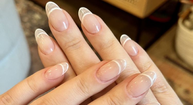 Manicura francesa invisible: Da una apariencia sutil pero sofisticada que te impresionará