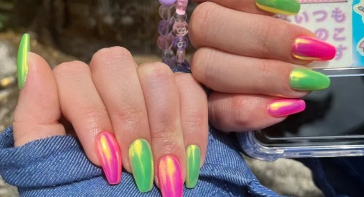 Uñas cromadas y neón: Prueba esta manicura futurista y muy llamativa