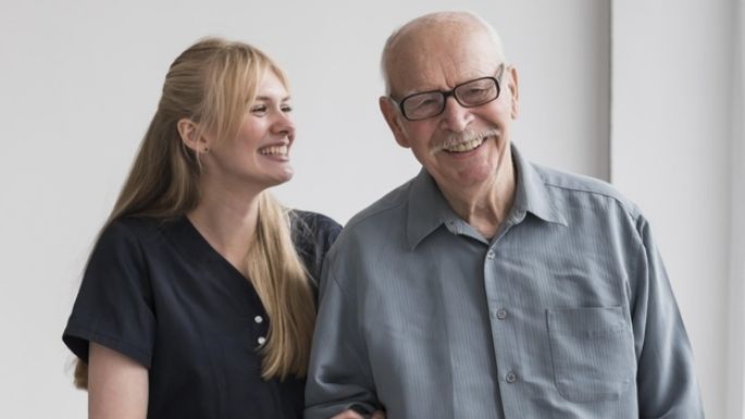 ¿Cómo tratar a una persona con Alzheimer? Esta es la guía básica para los familiares