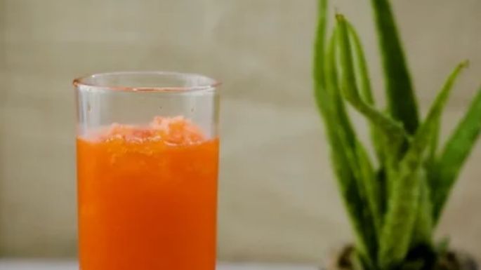 Conoce cuáles son los beneficios que tiene tomar jugo de papaya con sábila todos los días