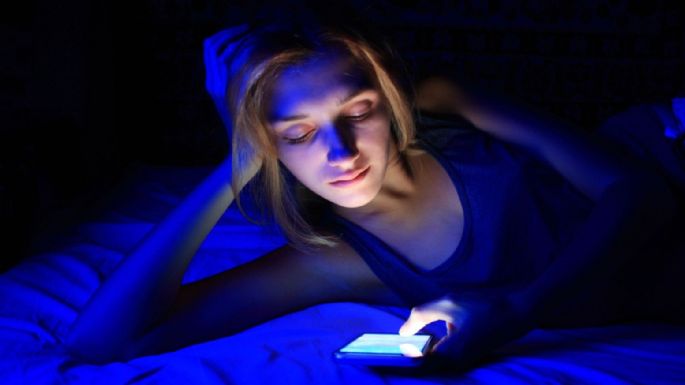 ¿Utilizas tu celular por mucho tiempo? La luz azul podría hacerte envejecer prematuramente