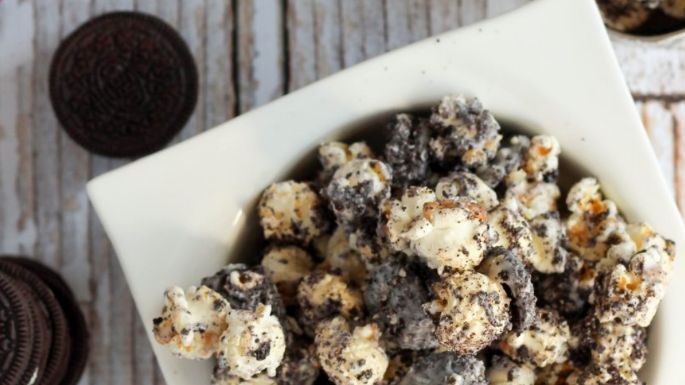 Prepara estas deliciosas y dulces palomitas de oreo para una tarde de películas