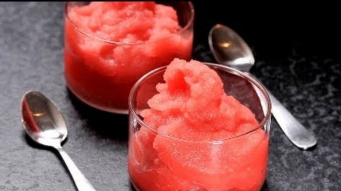 Dile adiós a los días calurosos con este delicioso raspado natural de sandía con yogur