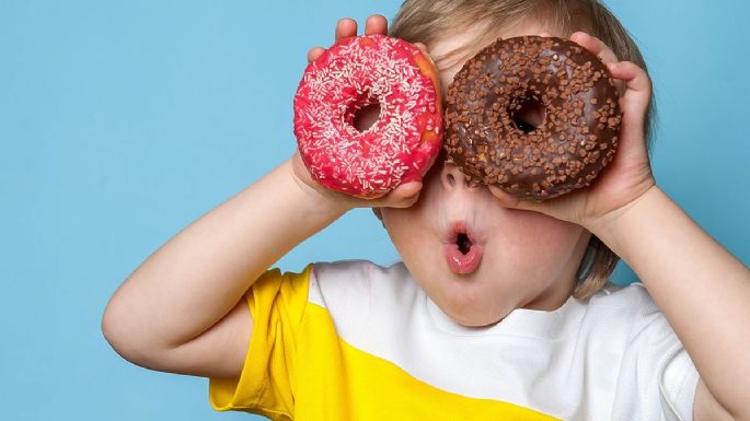 ¿Crees que tu hijo come demasiada comida chatarra? Estas son las claves para evitar la obesidad infantil