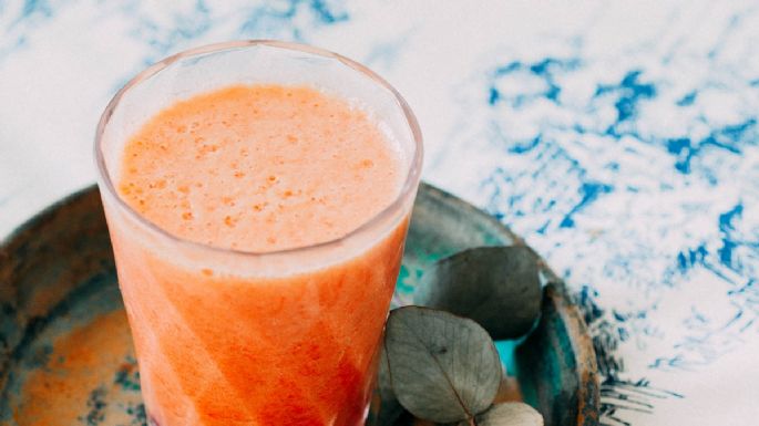 ¿Tienes colitis? Este jugo de manzana con papaya podría aliviar las molestias