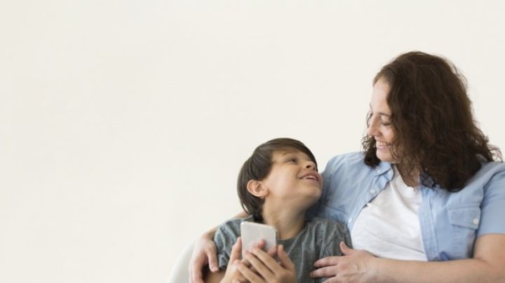 Uso del celular en niños: El tiempo recomendado para no afectar su salud visual