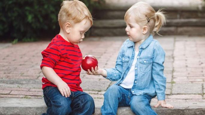 Esta es la importancia de enseñar la generosidad a tus hijos para un buen desarrollo emocional hacia la adultez