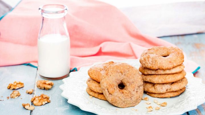 ¿No sabes qué desayunar? Prepara estas deliciosas rosquillas de avena rellenas de manzana