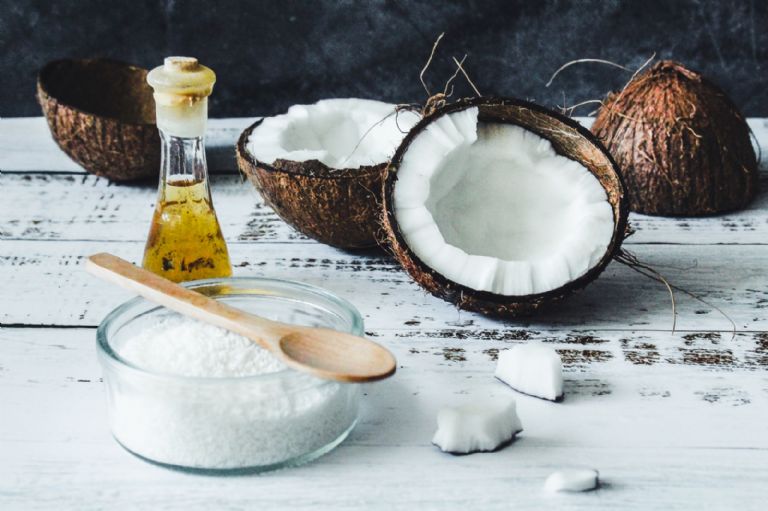 El aceite de coco puede resultar muy bueno para el cabello si se usa de manera correcta