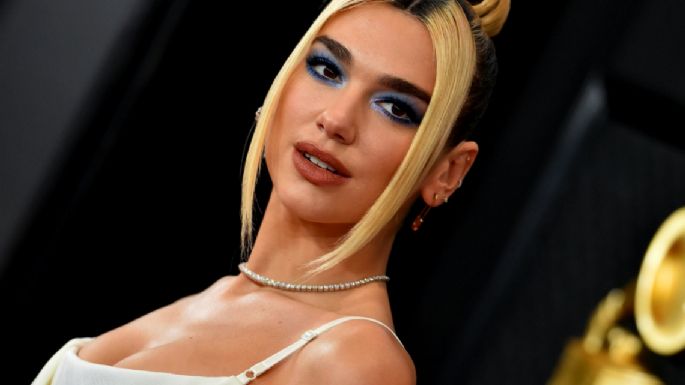 Estos son los vestidos brillantes de Dua Lipa, por Versace, que todas las mujeres quieren usar