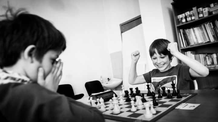 ¡Como 'Beth Harmon'! Conoce los beneficios de que tu hijo juegue ajedrez desde pequeño