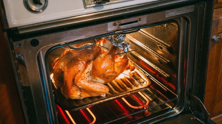 ¿Ya se acabó el recalentado? Truco para limpiar la grasa de tus charolas para el horno