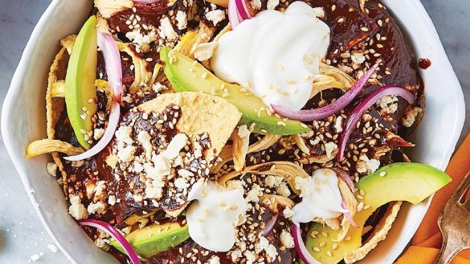 ¡Para chuparse los dedos! Estos chilaquiles con mole son el desayuno perfecto para toda tu familia