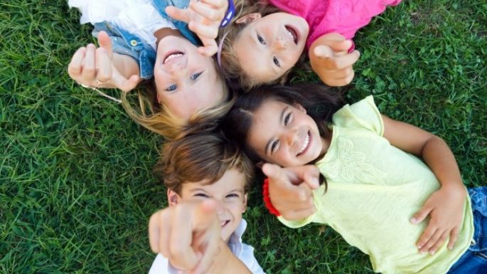 ¿Le cuesta hacer amigos? Consejos para que tu hijo conozca cómo entablar una amistad