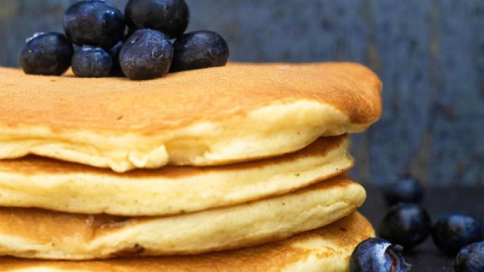 ¿No sabes qué desayunar? Estos pan 'cakes' de arándano y yogurt son una saludable y deliciosa opción