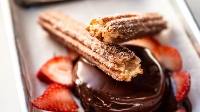 ¡Para chuparte los dedos! Estos churros de chocolate son el platillo perfecto para tu tarde helada