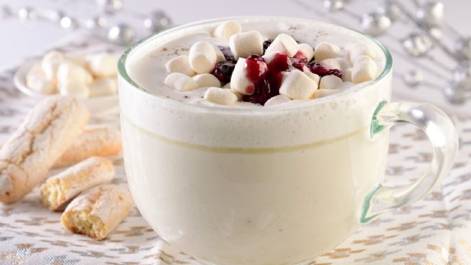 ¡Dile adiós al frío! Este rico chocolate caliente blanco con zarzamora será tu acompañante favorito