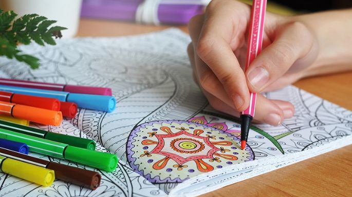 ¡No pierdas tiempo! Conoce los beneficios de pintar mandalas en compañía de tus hijos