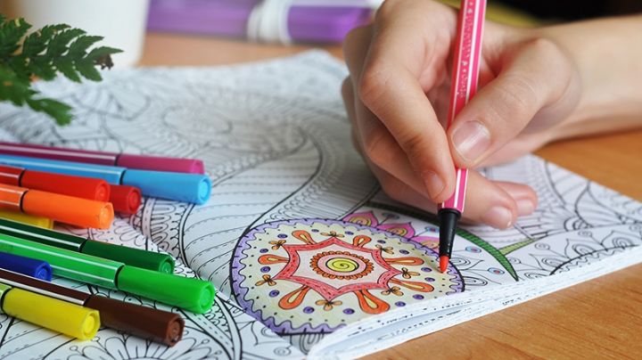 ¡No pierdas tiempo! Conoce los beneficios de pintar mandalas en compañía de tus hijos