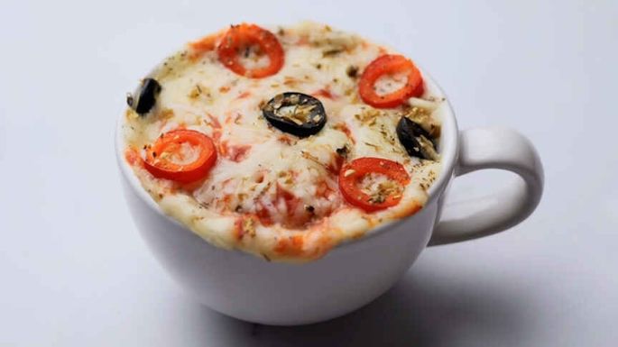 ¿Tienes antojo de pizza? Reinventa este platillo tan delicioso al hacerlo en una taza