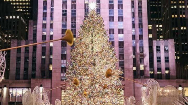 La Navidad llega a Nueva York al encenderse las luces del árbol en el Rockefeller Center