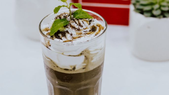 ¡Inicia la semana con una dulce bebida! Este flotante de chocomenta deleitará tus sentidos