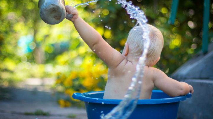 ¡Ten cuidado! De esta manera puedes prevenir que tu hijo tenga accidentes en el baño