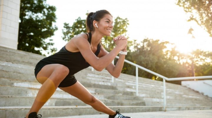 Aprende a hacer abdominales de pie; el ejercicio perfecto para marcar tu cintura