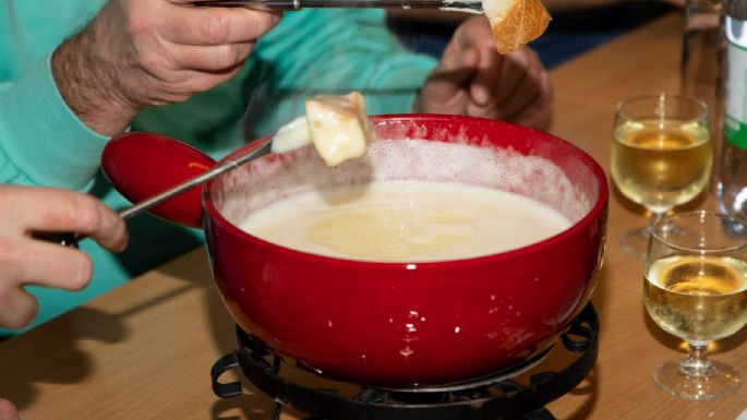 ¿Tendrás una reunión? Satisface el paladar de tus invitados con este exquisito 'fondue' de queso