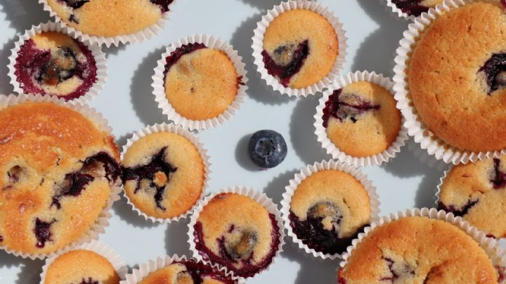 ¡El postre perfecto! Estos muffins de frutos rojos son ideales acompañar tu café de la tarde