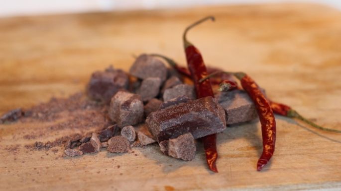 Deleitate con el sabor prehispánico de esta receta para preparar chocolate con chile