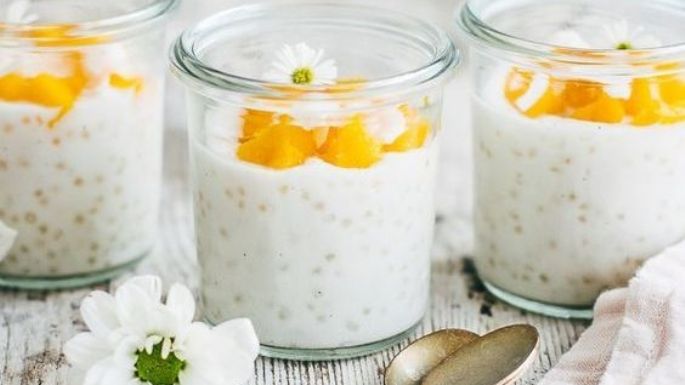 Siente la diversión y el sabor de las bolitas de tapioca combinadas con mango en este pudín