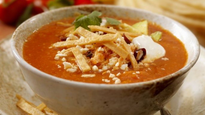 Deleita tu paladar y el de todos con esta receta original de sopa de tortilla