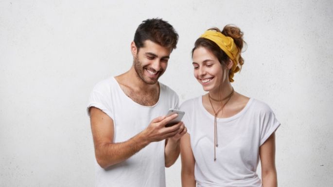 Redes sociales y relaciones: Consejos para dejar de usarlas al estar con tu pareja