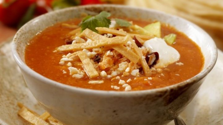 Deleita tu paladar y el de todos con esta receta original de sopa de tortilla