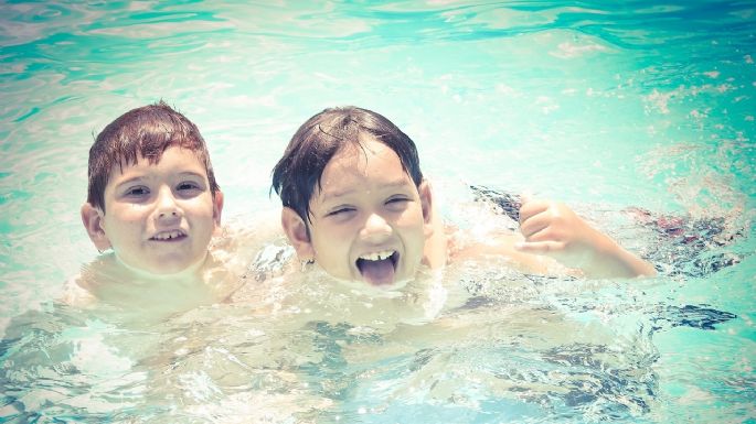 Clases de natación: Descubre cuál es la edad adecuada para que tu hijo practique este deporte