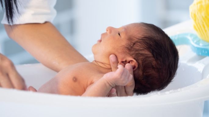 ¿Eres mamá primeriza? Estos consejos te ayudarán con tu bebé a la hora del baño