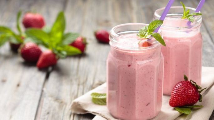 Consiente tu paladar con este delicioso 'smoothie' de yogur con fresa ¡Te encantará!