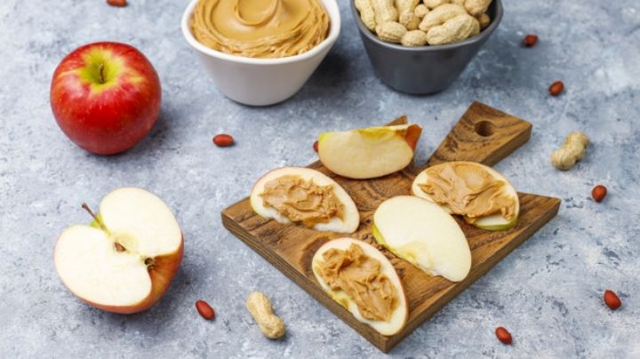 ¡Un 'snack' delicioso y sencillo! Aprende a preparar estas manzanas con mantequilla de maní