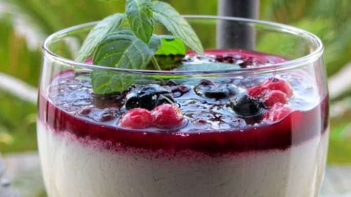 Mousse de yogur con frutos rojos: Aprende la receta de este delicioso postre cremoso