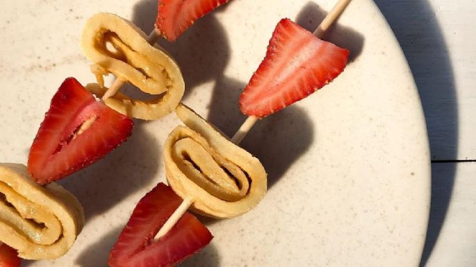 ¡El 'snack' perfecto! Estas banderillas de crepas con fresa serán tu deleite culinario