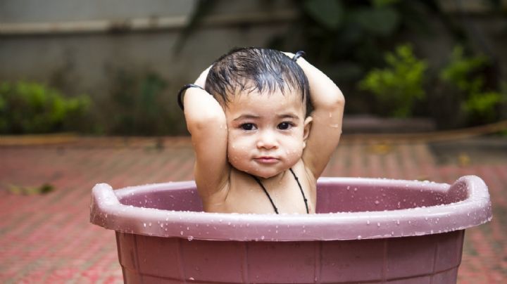 Descubre qué tan contraproducente es bañar a tu bebé directamente en la ducha