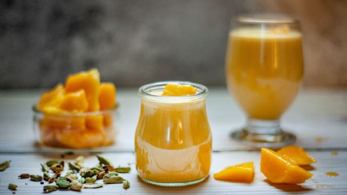 Prepara este delicioso 'smothie' de coco con mango; tardarás menos de 10 minutos en hacerlo